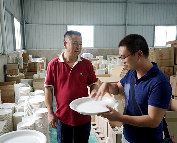 中国烹饪大师们考察参观重庆友联美耐皿制品有限公司