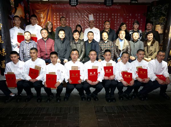 发扬传承中国餐饮文化 中国烹饪大师王青云喜收弟子