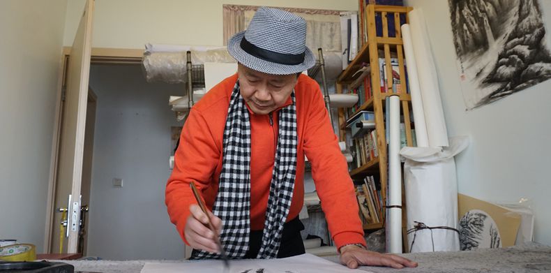 奋蹄扬鞭几十载 公益人生尽欢颜--本期封面人物书画家--袁美荣