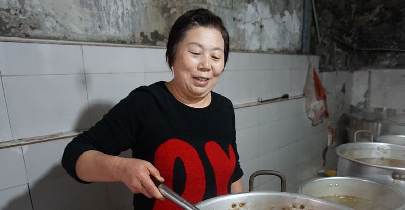 认准方向 二十年来坚守--本期封面人物--黄利平和她的二桥饭庄--“三八”妇女节特刊