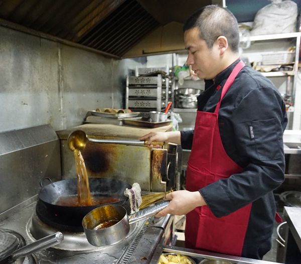 风雨兼程20年打造出一个餐饮知名品牌--915美蛙鱼头