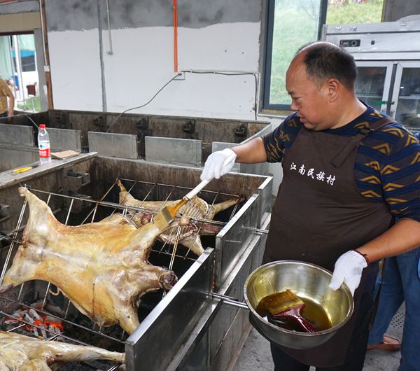 “烤活羊”领航员--北疆烤全羊--25年来引爆重庆烤全羊这道美食