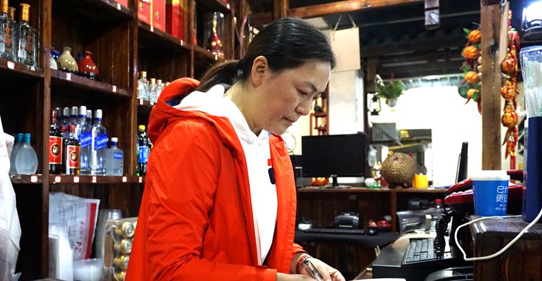 朱沱臣家小厨陈咨含用行动诠释着餐饮、厨艺界巾帼不让须眉