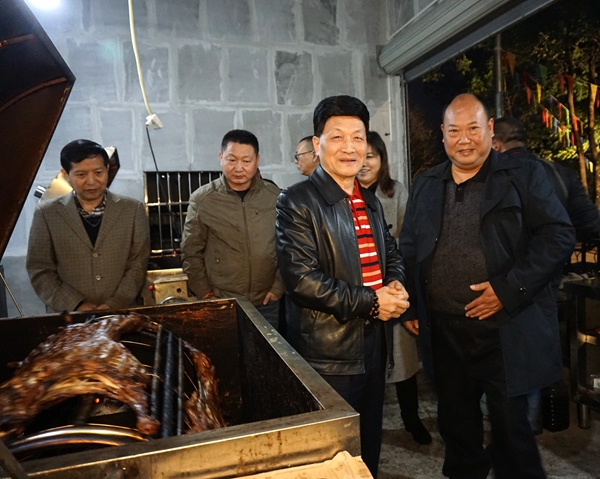 北疆烤活羊--迎来中国烹大师刘俊伦等厨艺精英来访