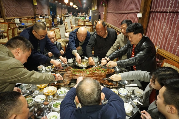 北疆烤活羊--迎来中国烹大师刘俊伦等厨艺精英来访