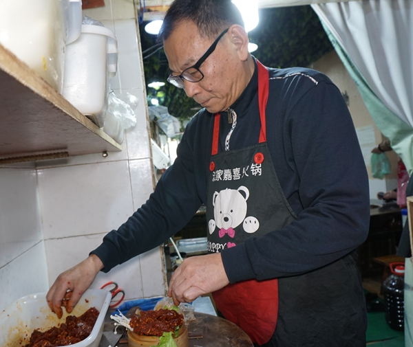 沈家·嘉喜火锅--父女俩情感融入在翻腾的火锅里