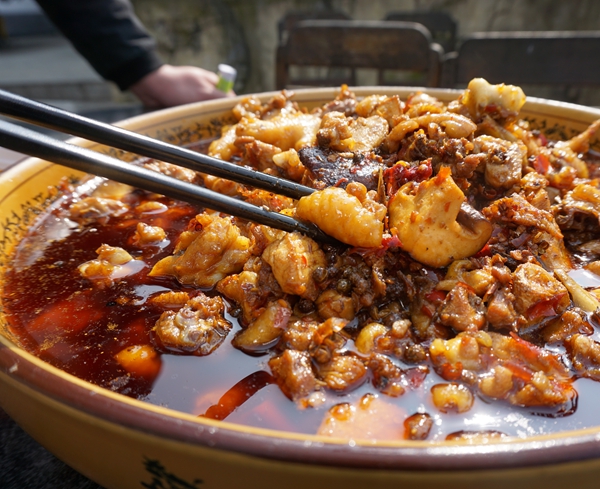 老幺泉水鸡--重庆一张响亮的美食名片 泉水鸡装扮着南山风景