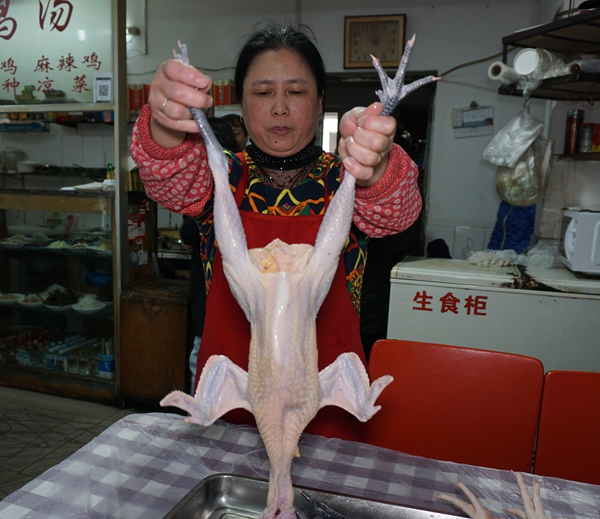 柴氏炖鸡馆--熬出的鸡汤很远都能闻到飘香 那是童年记忆的美味