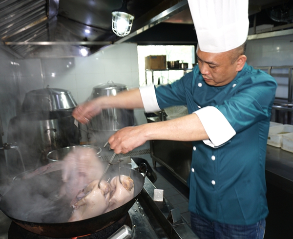 重庆母城那久违的味道又回来了“轩轻鸭王子”还原70余年前的风味