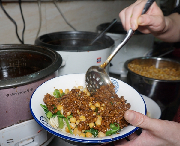 小唐面庄--母城渝中区一家久违的小面味道 小面西施成为网红