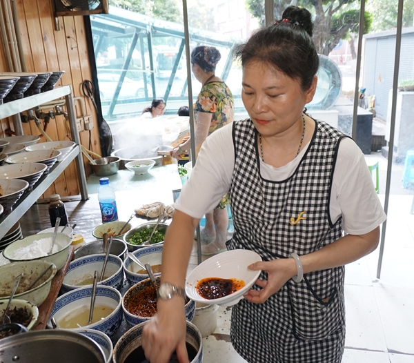 段玲面庄--在繁华的母城渝中区 延续重庆小面故事