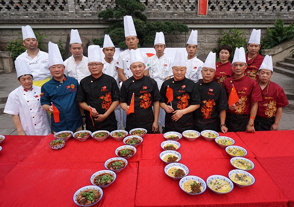 庆祝中华人民共和国成立70周年！南岸区倡导开展“吃重庆小面 庆祖国华诞”活动