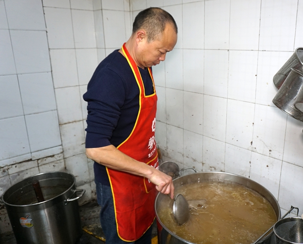 巴味轩阳氏牛羊肉养生汤锅--龙兴古镇上的传统特色餐馆