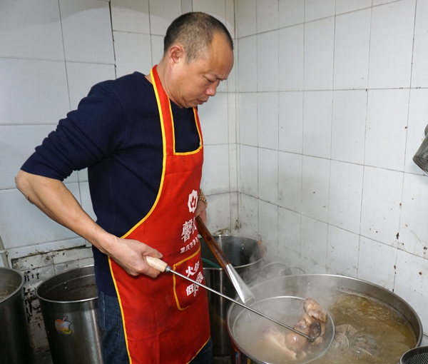 巴味轩阳氏牛羊肉养生汤锅--龙兴古镇上的传统特色餐馆