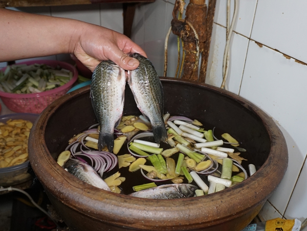 土鲫鱼和稻田蛙相遇 地道的渝味特色菜--金果园李记鲫鱼