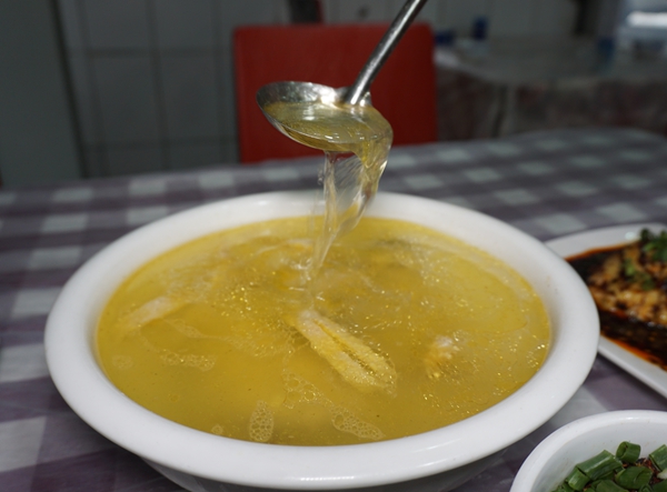 柴氏炖鸡馆--温补的鸡汤来源于优质食材，一盘怪味鸡相伴二十余年