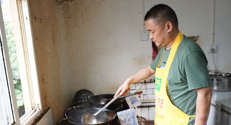 深巷子一鸡四吃——重庆资深食客打卡之地 隐藏在居民点的传奇美食
