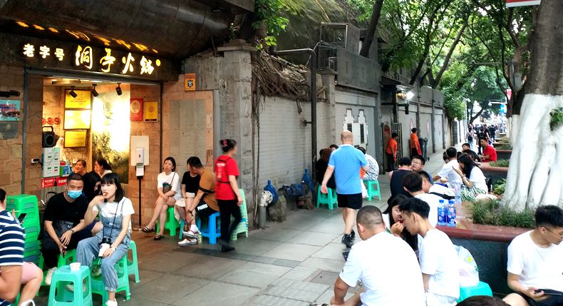这家火锅馆每天中午晚上都排队就餐——洞亭火锅经典中的传奇