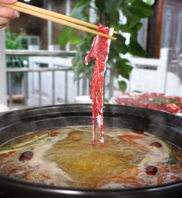 龙兴古镇是情怀 巴味轩全牛养生汤锅 是古镇里的传统美食