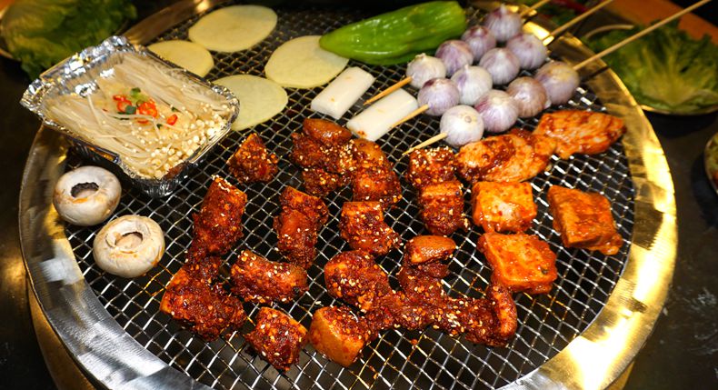 来自大凉山的烤香猪坨坨肉 亮娃四季山庄 坨坨肉 柴火鸡 烤全羊