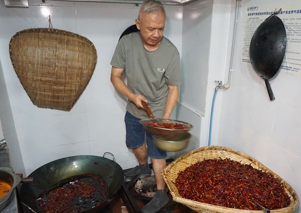 山城赵二火锅 翻滚的红汤中 蕴藏着这座城市的豪情