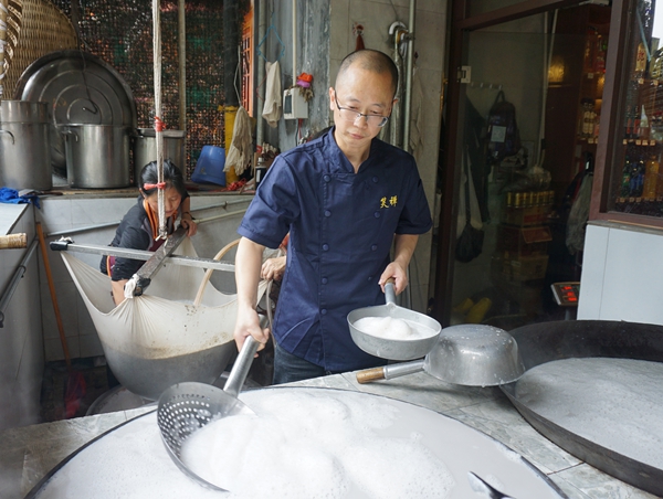 美食传承与创新 匠心与坚守的匠人谢开先生