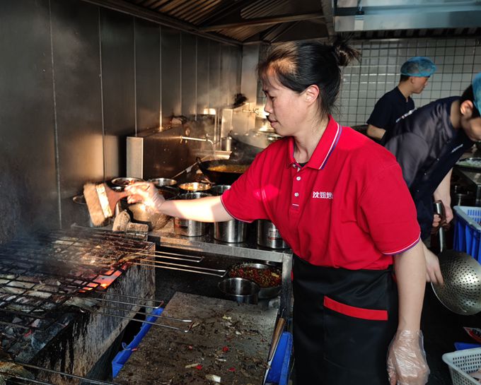 沈姐烤鱼 重庆一张响亮的美食名片 本期封面人物沈桂花