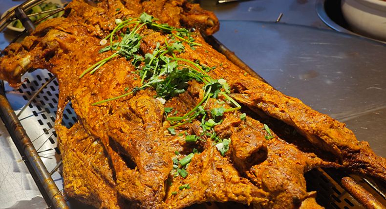 北疆烤全羊 40年匠心沉淀 鲜羊实秤温暖重庆秋冬味