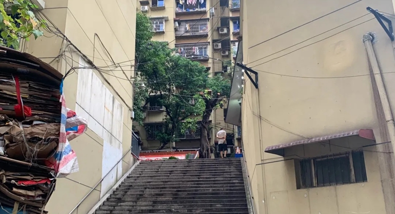 一道特色民间美食 深巷子一鸡四吃 隐藏在巷子里