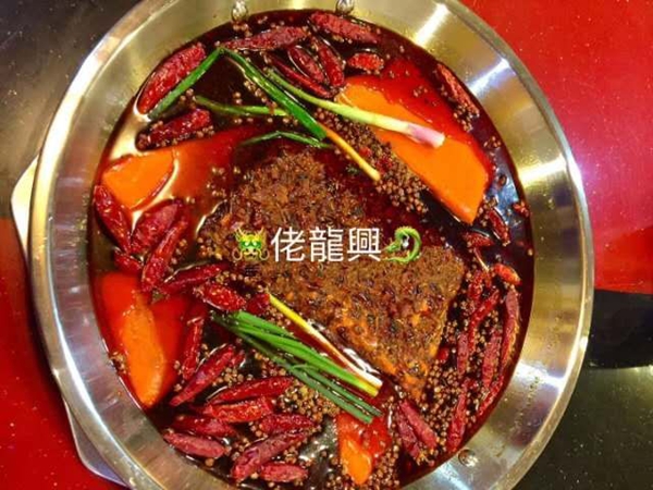 佬龍興火锅--老重庆火锅在古镇飘香 渝菜特色美味记录手艺人匠心