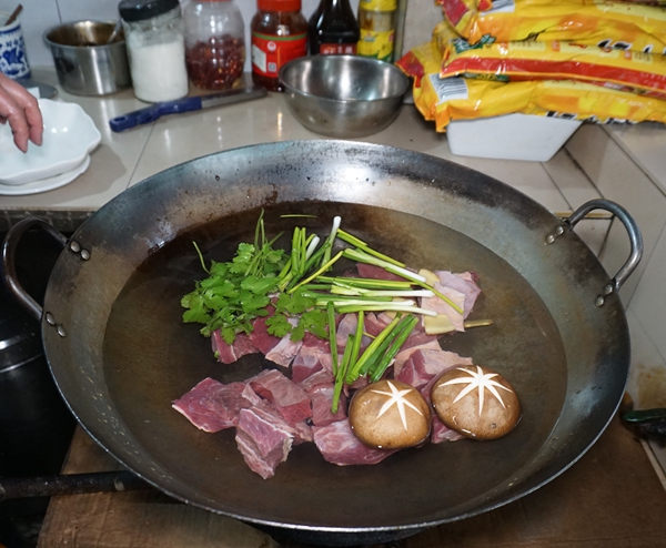 牛一份耙牛肉--只卖新鲜牛肉 一口传奇的老铁锅煮出美味