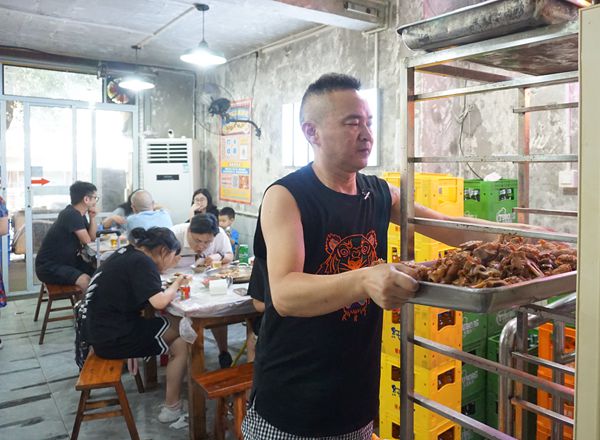 老厂区背景文化 繁衍出的一道美食 邓对贰扎皮蹄花