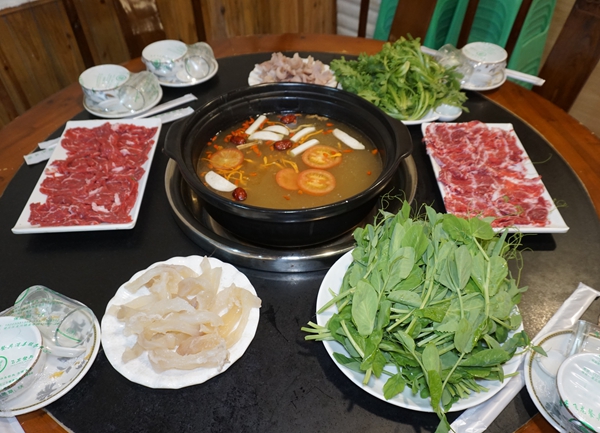 龙兴古镇是情怀 巴味轩全牛养生汤锅 是古镇里的传统美食