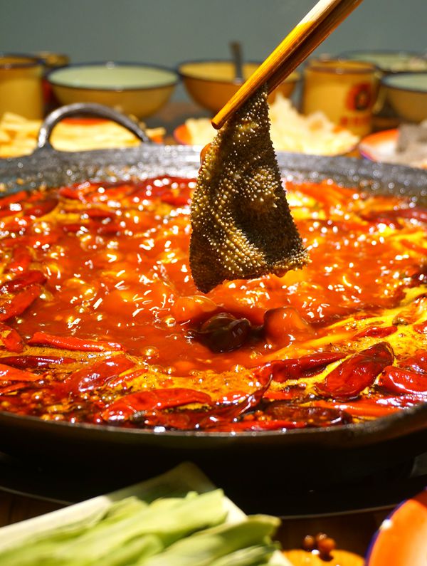 寅火锅里的两只“老虎”用心打理着那一锅属于大众的红汤