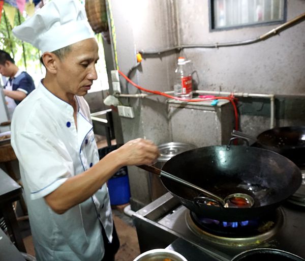 隐藏的重庆城区的一家情感美食店 民国鱼庄 